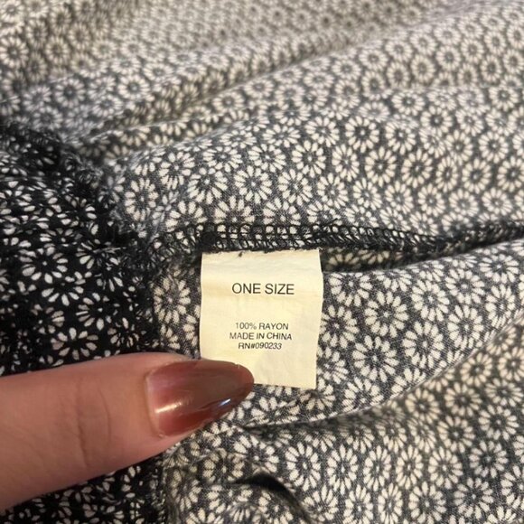 Brandy Melville Mini Skirt Black White Daisy One Size Elastic Waist Skater - Picture 5 of 6